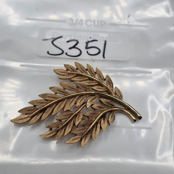 Trifari Gold Leaf Branch‎ Brooch Pin Vintage Estate Jewelry Elegant Accessory